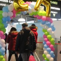 Aéroport de Lille avec arche de ballons multicolore.