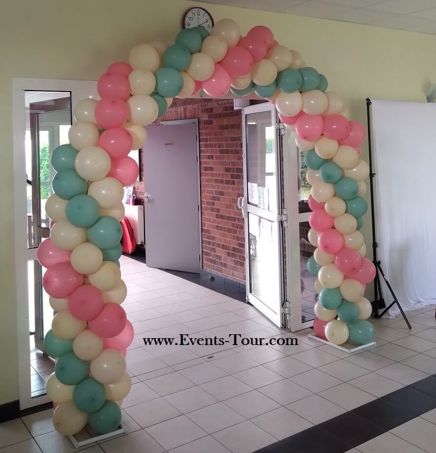 Arche de ballons en latex de couleur, rose, vert Eucalyptus et crème.