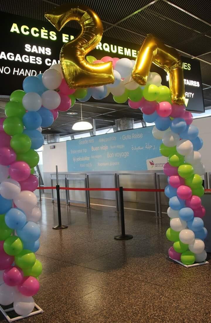 Arche de ballons à l'aéroport de Lille / Lesquin