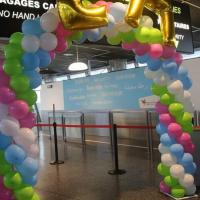 Arche de ballons à l'aéroport de Lille / Lesquin