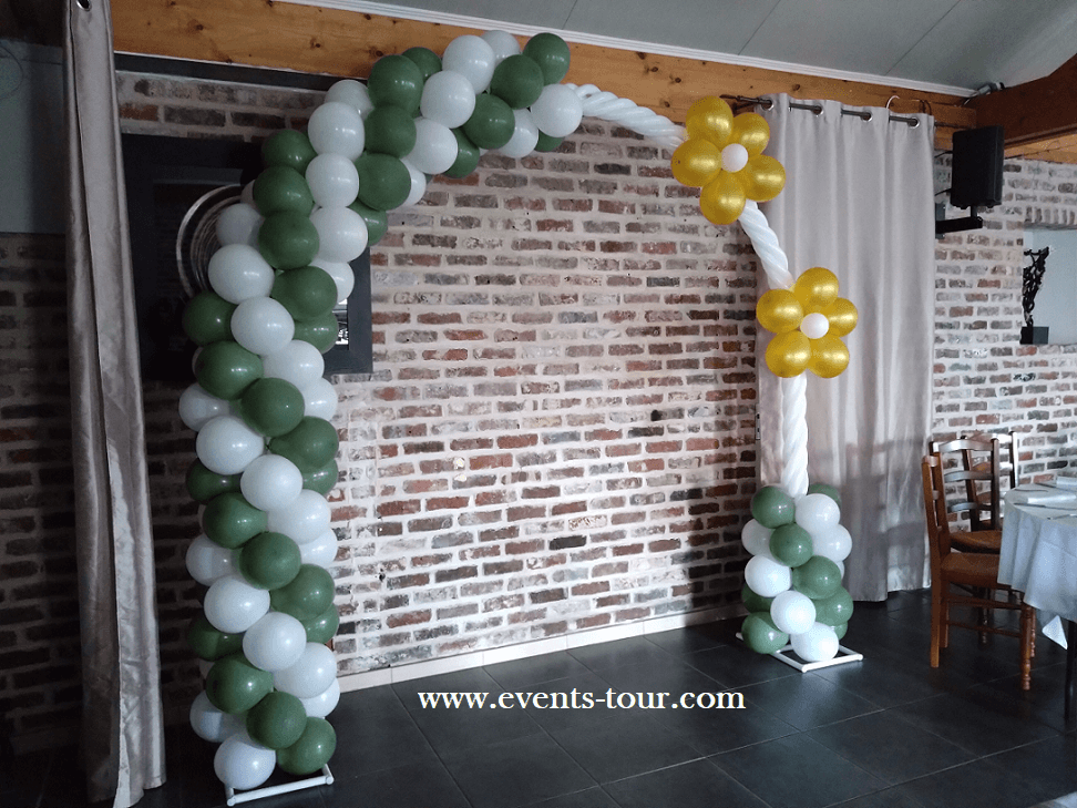 Belle arche de mariage champêtre/nature en vert olive, dorée et blanche