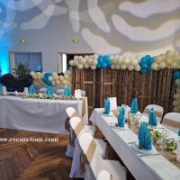 Belle décoration de salle de mariage nature sur le blanc, bleu et marron.