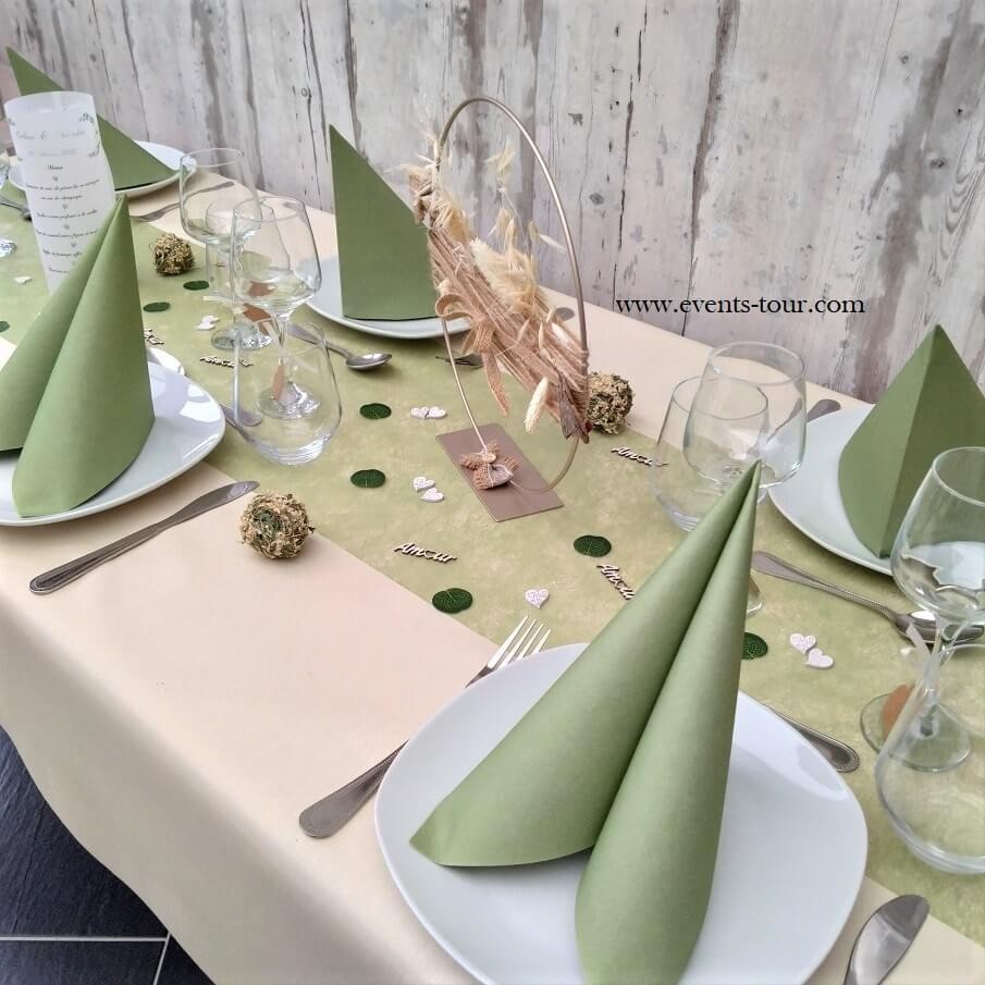 Belle décoration de table d'une nature champêtre en vert olive/sauge, beige/ivoire