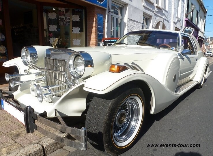 Belle voiture de mariage en Rolls Royce.