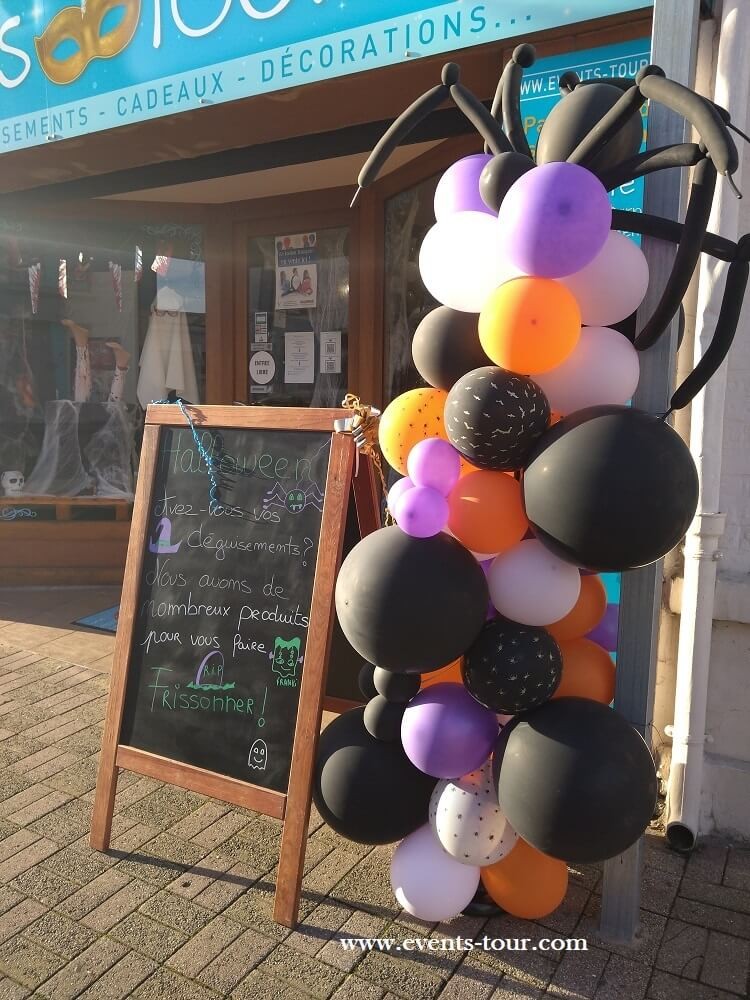 Colonne de ballons organique pour la fête d'Halloween.