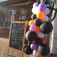 Colonne de ballons organique pour la fête d'Halloween.