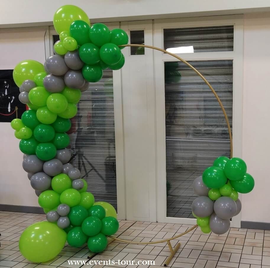 Décoration d'une belle arche ronde en ballons de couleur vert et gris.