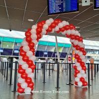 Décoration blanc et rouge en arche à ballons pour l'aéroport Lille/Lesquin 