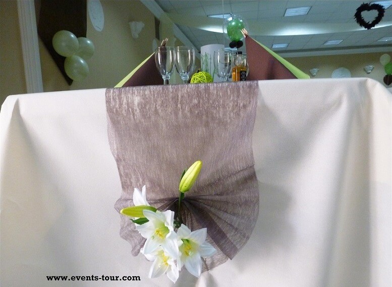 Décoration de table raffinée avec des fleurs en chocolat et vert.