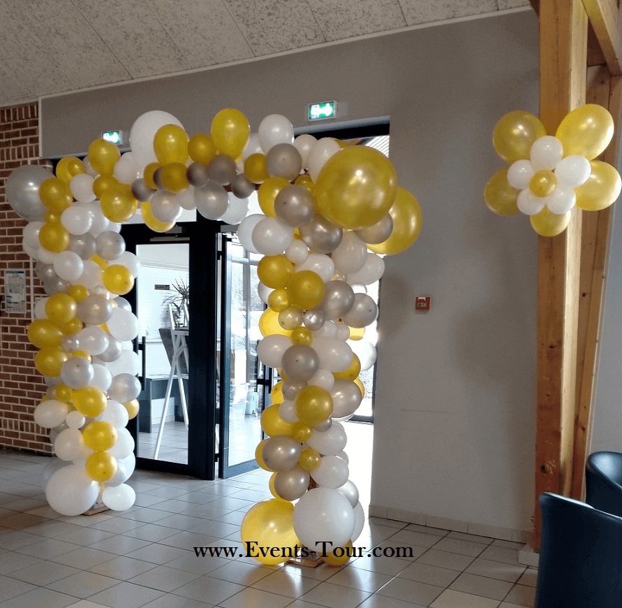 Décoration porte d'entrée avec arche en guirlande organique en ballons.