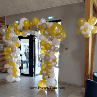 Décoration porte d'entrée avec arche en guirlande organique en ballons.