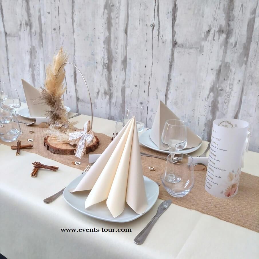 Décoration de table Champêtre avec du bois et des fleurs séchées naturelles