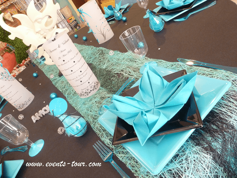 Décoration de table noire et bleu turquoise.