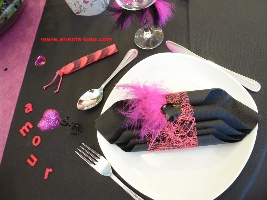 Décoration de table élégante noire et rose fuchsia pour mariage.