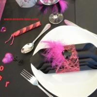 Décoration de table élégante noire et rose fuchsia pour mariage.