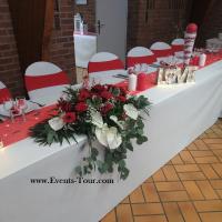 Décoration de table mariage romantique en blanc et rouge.