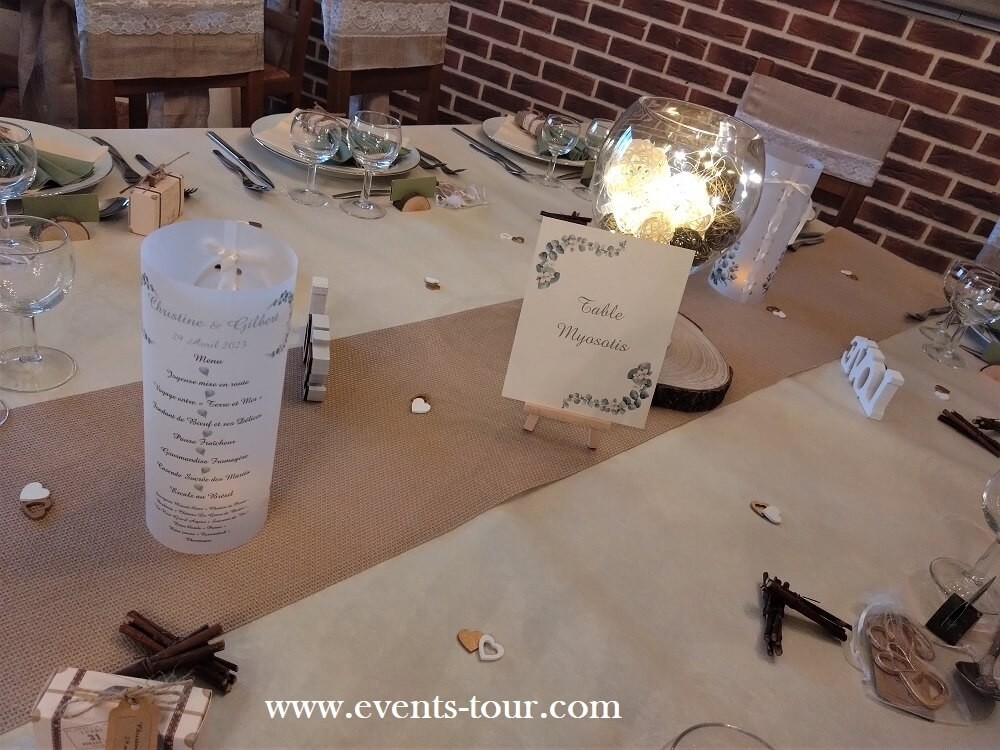 Décoration d'une table de mariage en bois naturel et esprit Champêtre.