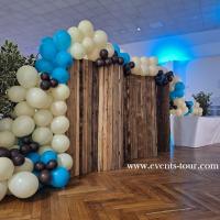 Décoration d'un paravent en bois avec guirlande organique en ballons.