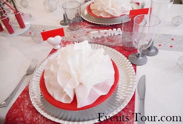 Décoration de table avec pliage de serviette élégant rouge et blanc.