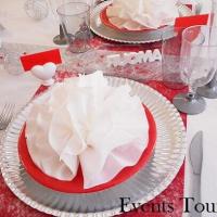 Décoration de table avec pliage de serviette élégant rouge et blanc.