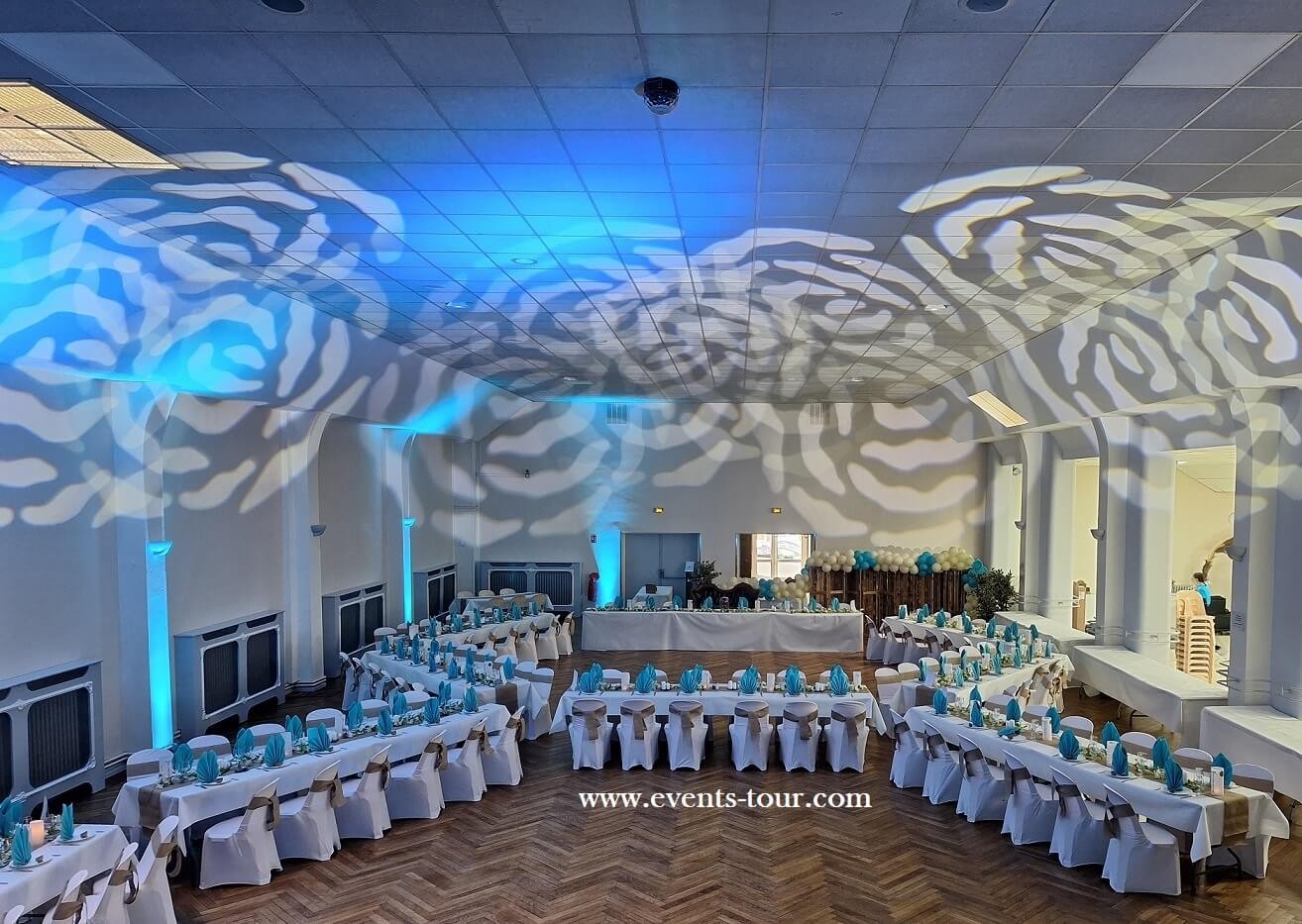 Décoration salle de mariage en Nord Pas-de-Calais en bleu, marron et blanc.