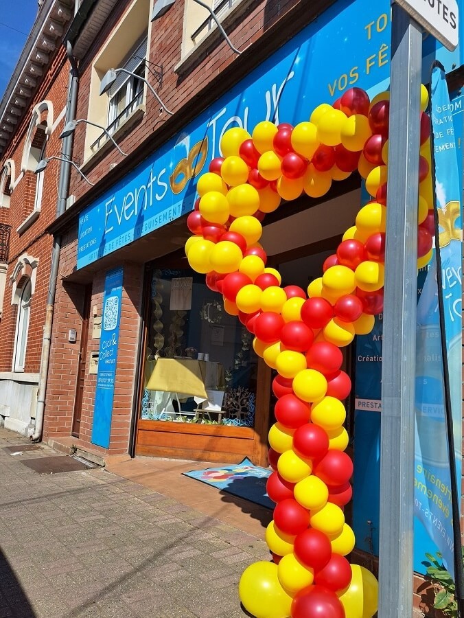 Décoration d'une colonne coeur en ballons 