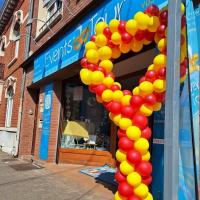 Décoration d'une colonne coeur en ballons 