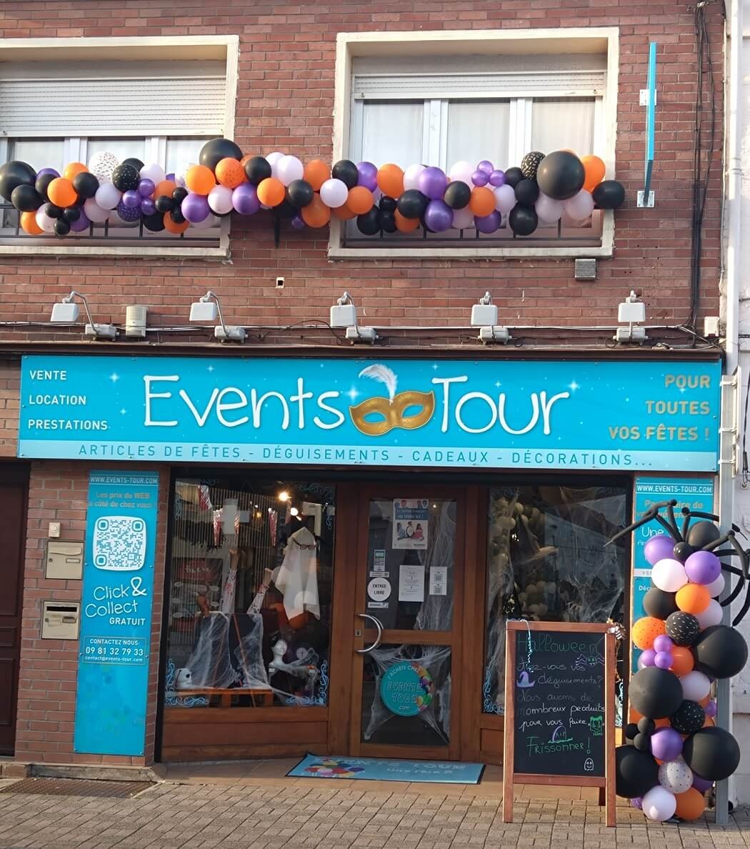 Décoration d'une structure en ballons sur la façade de notre magasin pour Halloween.