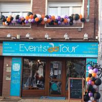 Décoration d'une structure en ballons sur la façade de notre magasin pour Halloween.