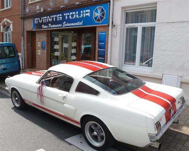 Voiture Ford Mustang GT350 rouge et blanche