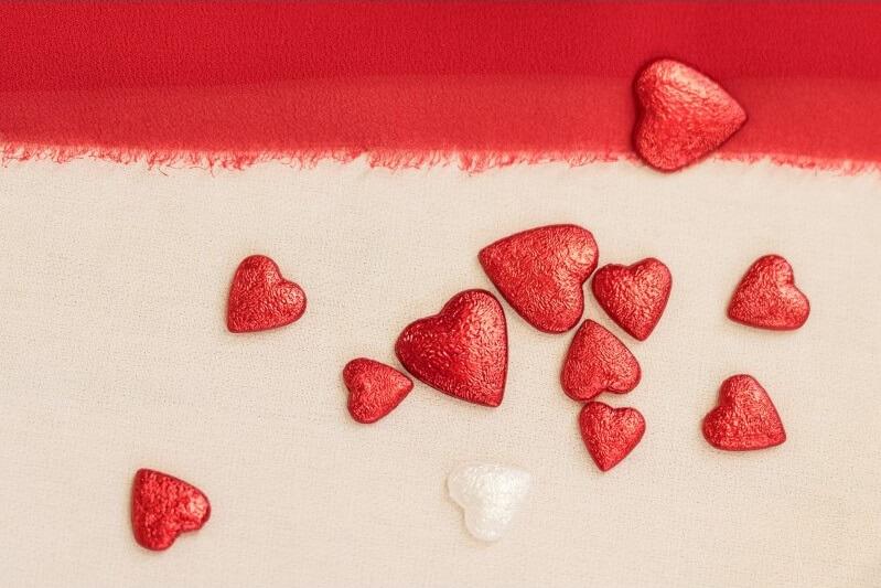 02003 decoration de table mariage a parsemer coeur rouge metallique