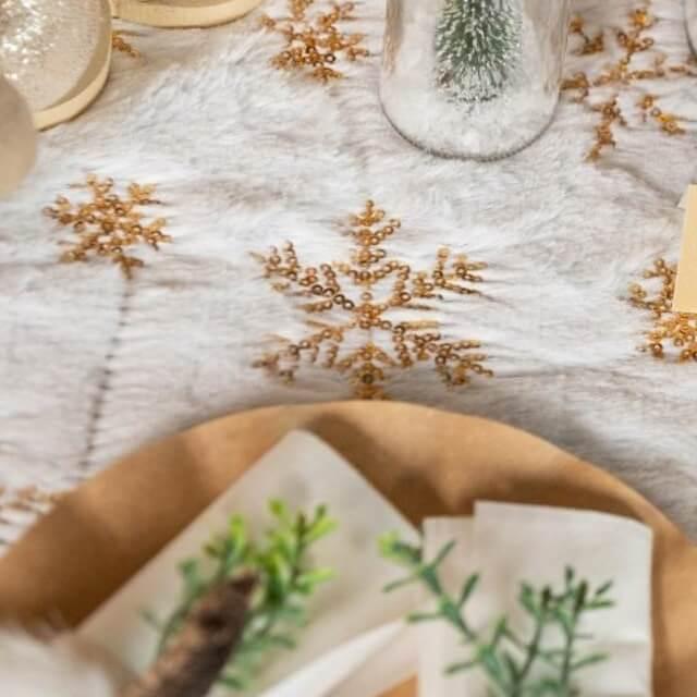 12337 chemin de table noel fourrure blanc et flocons dore or metallique