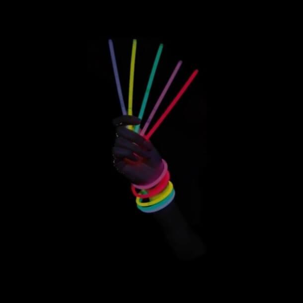 14614 animation de soiree avec bracelet fluorescent lumineux