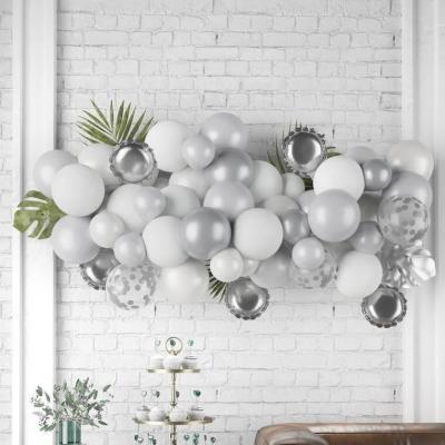 1 Kit décoration 50 ballons en nuage argent et blanc REF/22766 (feuilles non incluses)