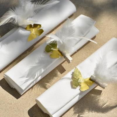 Pliage de serviette blanche et or