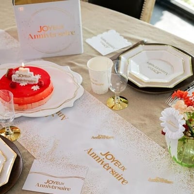 28 magasin pas de calais rouleau chemin de table joyeux anniversaire blanc et dore or metallise