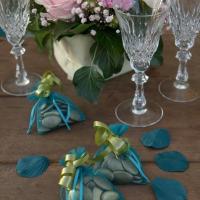 2868 decoration de table avec petale de rose bleu canard