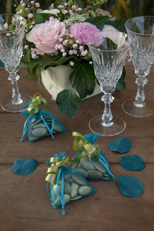 2868 decoration de table avec petale de rose bleu canard