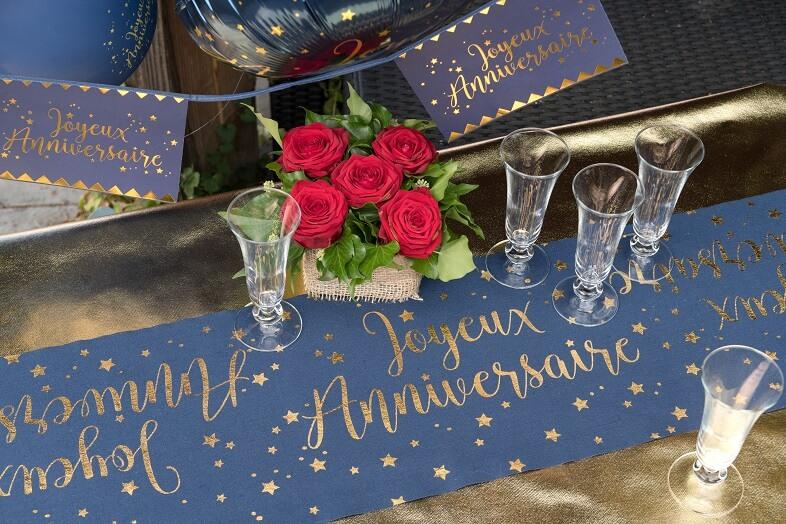 5668 chemin de table joyeux anniversaire bleu royal marine et dore or metallise