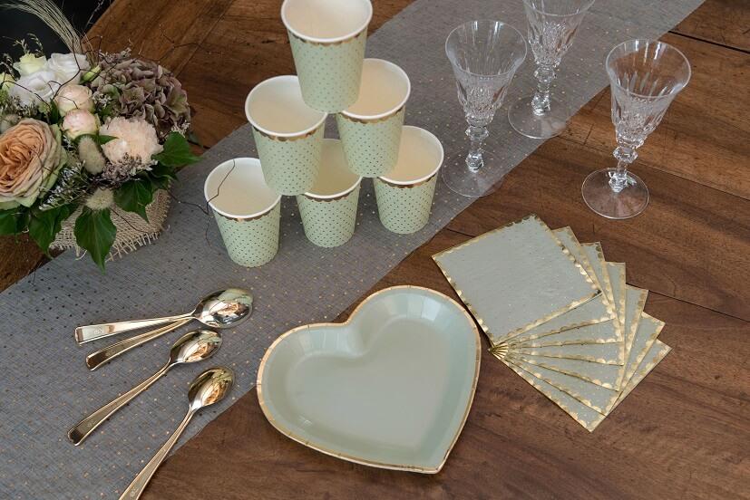 6811 decoration assiette carton coeur dore or metallique et vert olive sauge