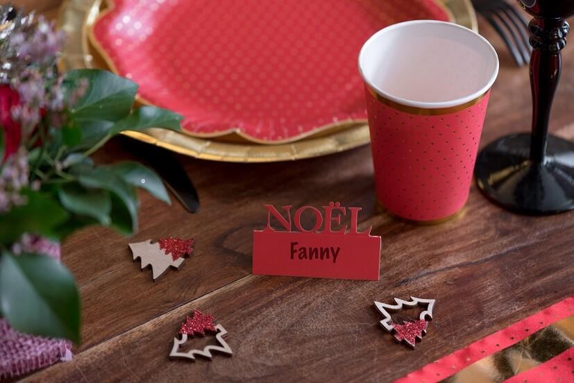 7495 decoration de table sapin bois naturel et rouge paillete