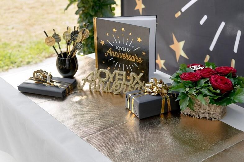 7590 decoration centre de table joyeux anniversaire dore or paillete