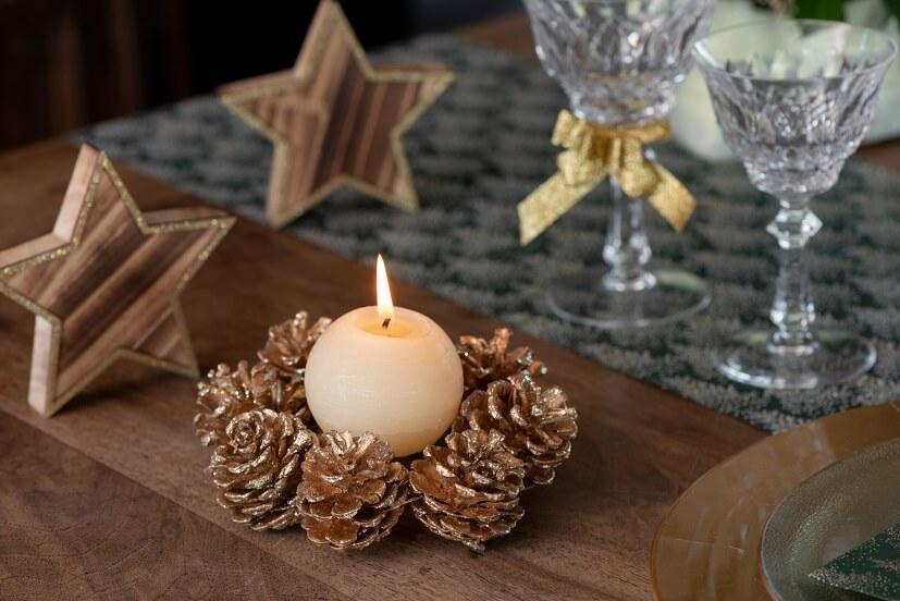 7755 decoration de table couronne pomme de pin doree or paillete