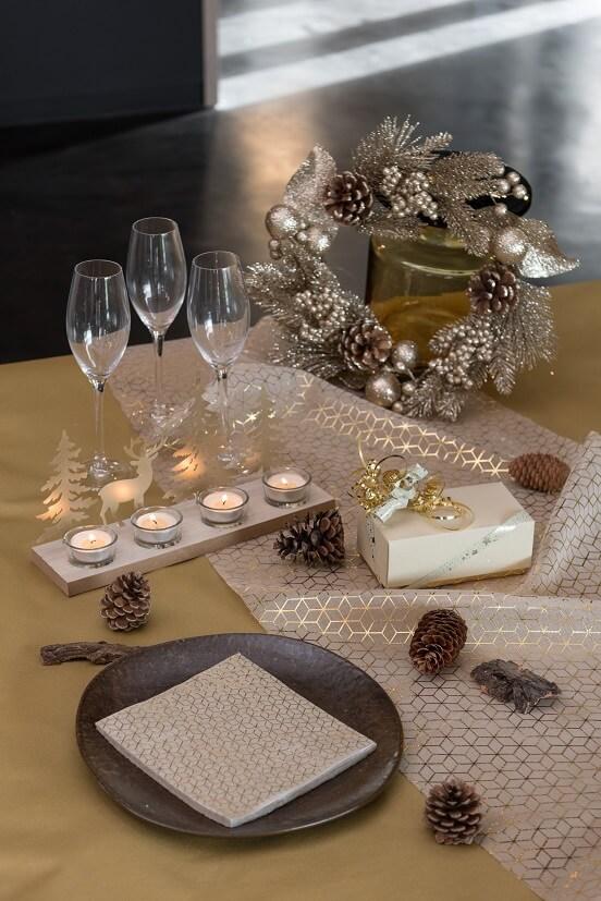 7757 decoration centre de tabe couronne de noel paillete dore or aspect naturel