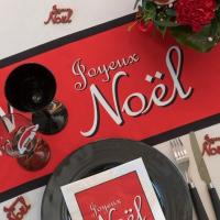 7784 decoration de table confettis en bois rouge joyeux noel