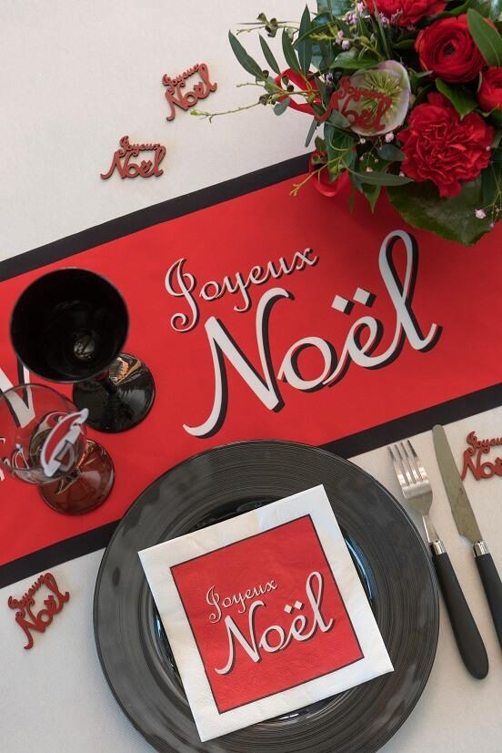 7784 decoration de table confettis en bois rouge joyeux noel