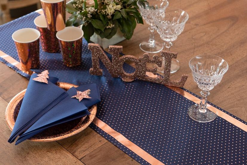 Chemin de table élégant satin bleu marine et rose gold REF/7797