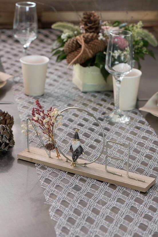 7824 decoration centre de table pere noel sur socle bois