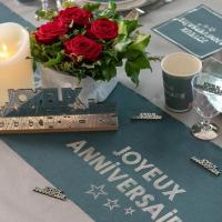 7975 decoration chemin de table coton joyeux anniversaire bleu canard et argent