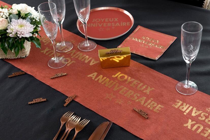 7975 decoration chemin de table joyeux anniversaire terracotta dore or coton